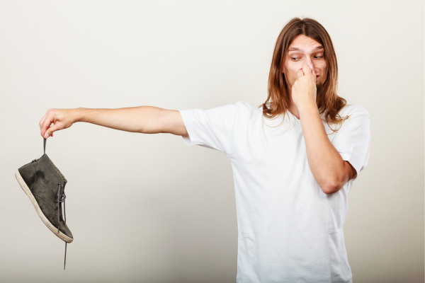 cách khử mùi hôi giày 1